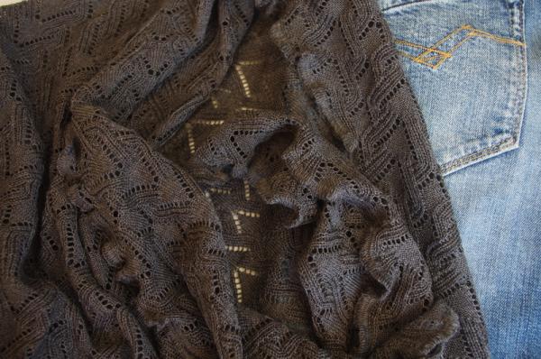 Invero Dreiecktuch Susi stone, Farben , Struktur, Muster zu Jeans